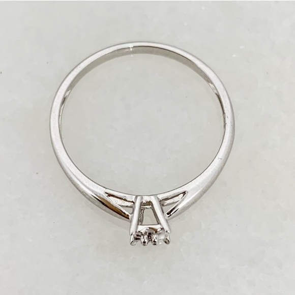 10k white Gold solitaire illusion diamond ring - Picture 2 of 6